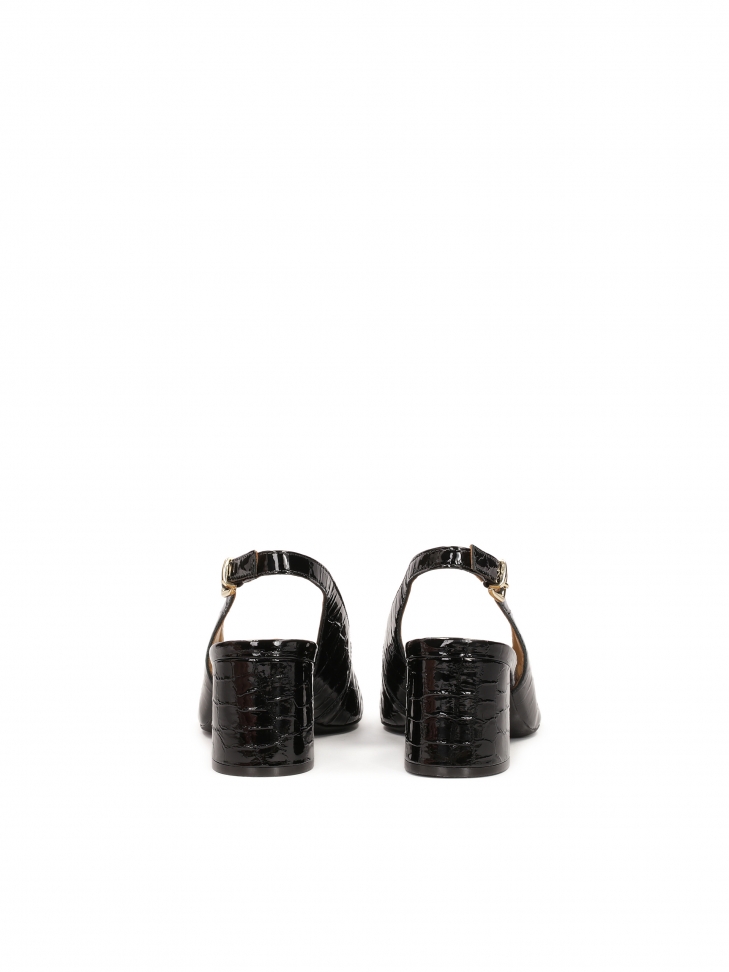 Półotwarte czółenka z tłoczonej lakierowanej skóry