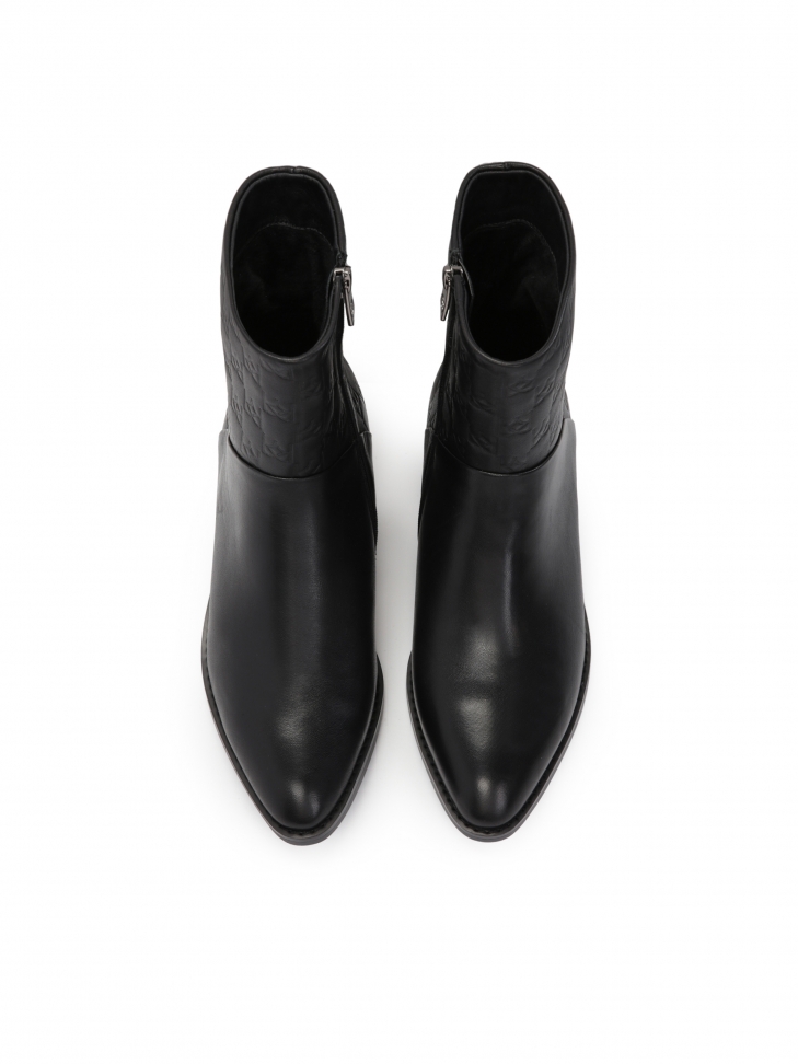 Płaskie skórzane botki damskie z tłoczonym wzorem