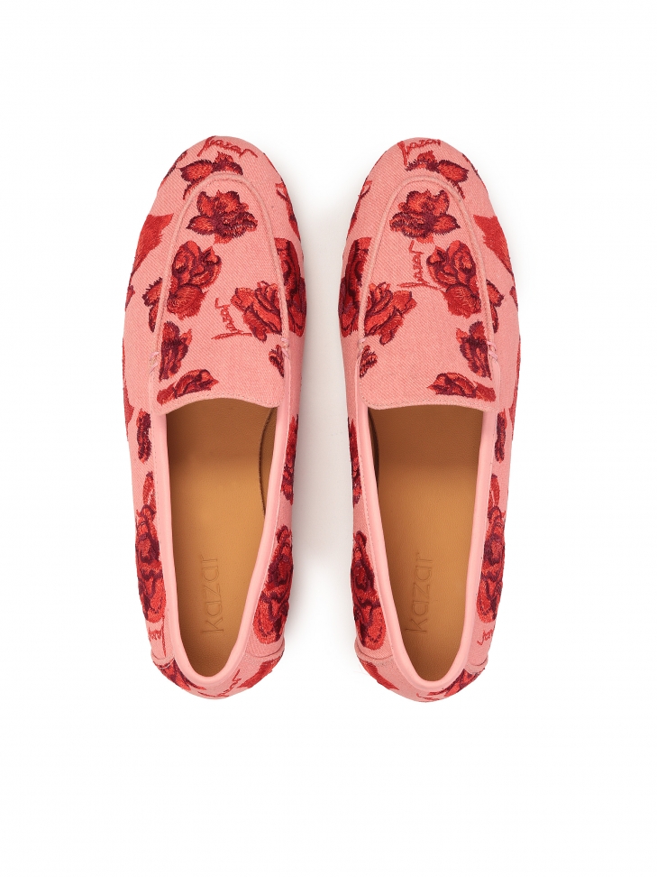 Różowe półbuty w czerwony kwiecisty motyw