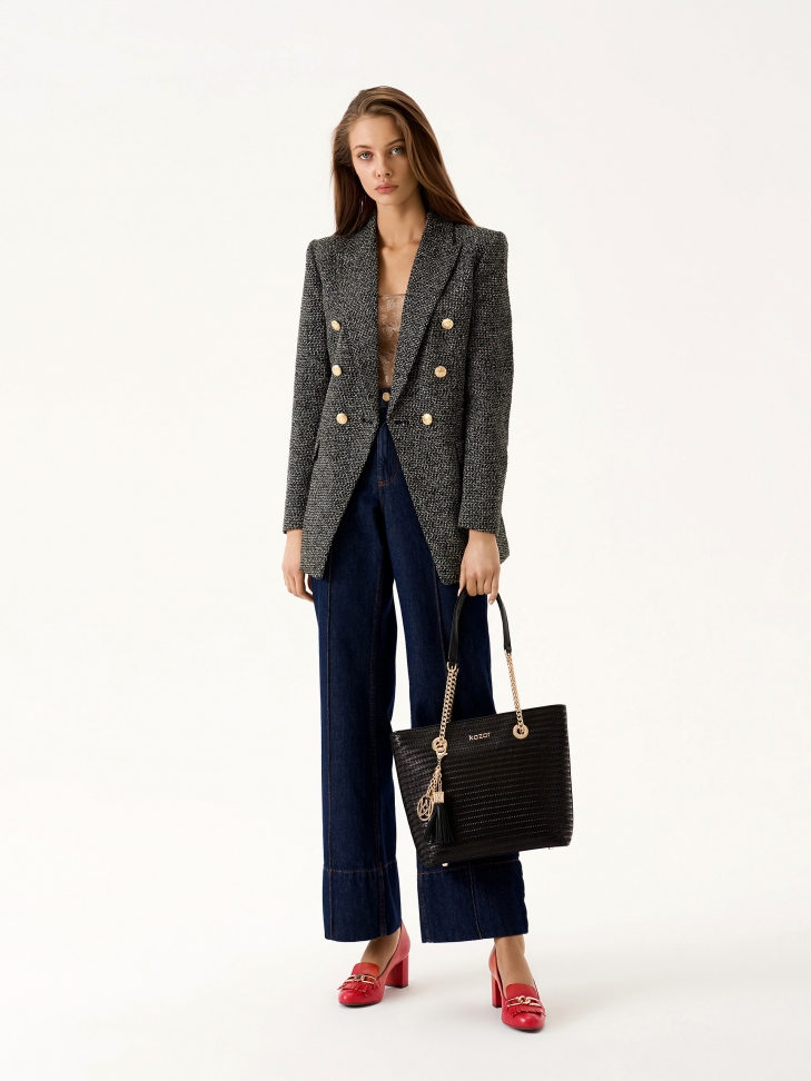 Czerwone czółenka z metalowymi ogniwami