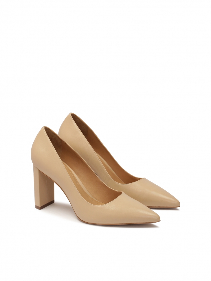 Beżowe czółenka na wąskim słupku