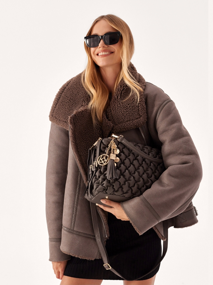 Skórzana torebka z uchwytami zdobiona modnym przeszyciem