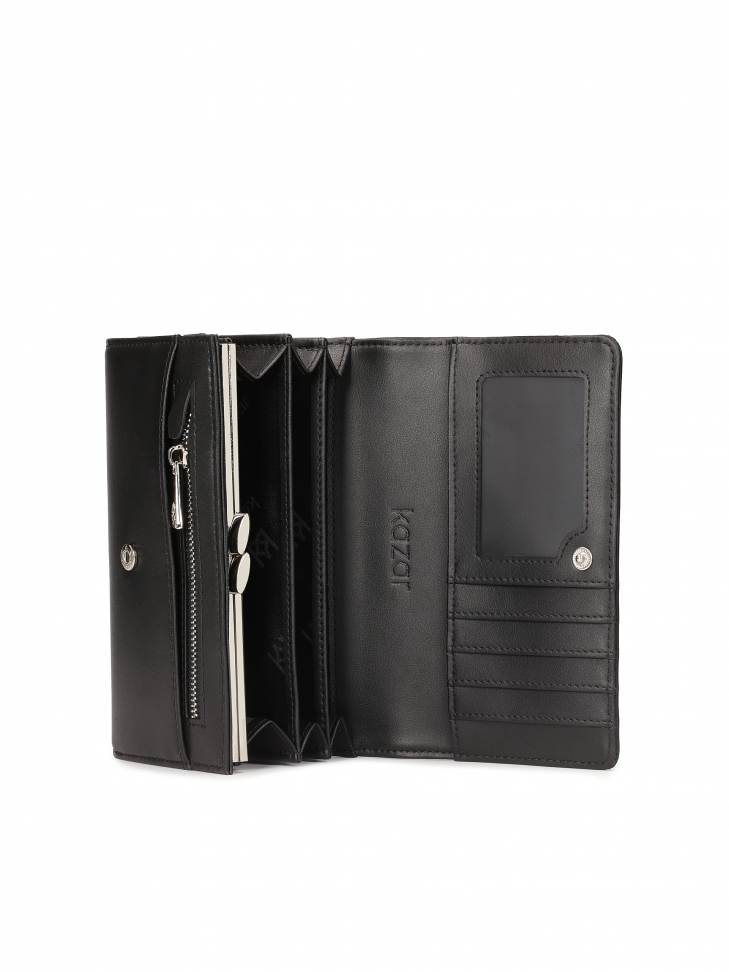 Średniej wielkości czarny portfel z nitami na przodzie