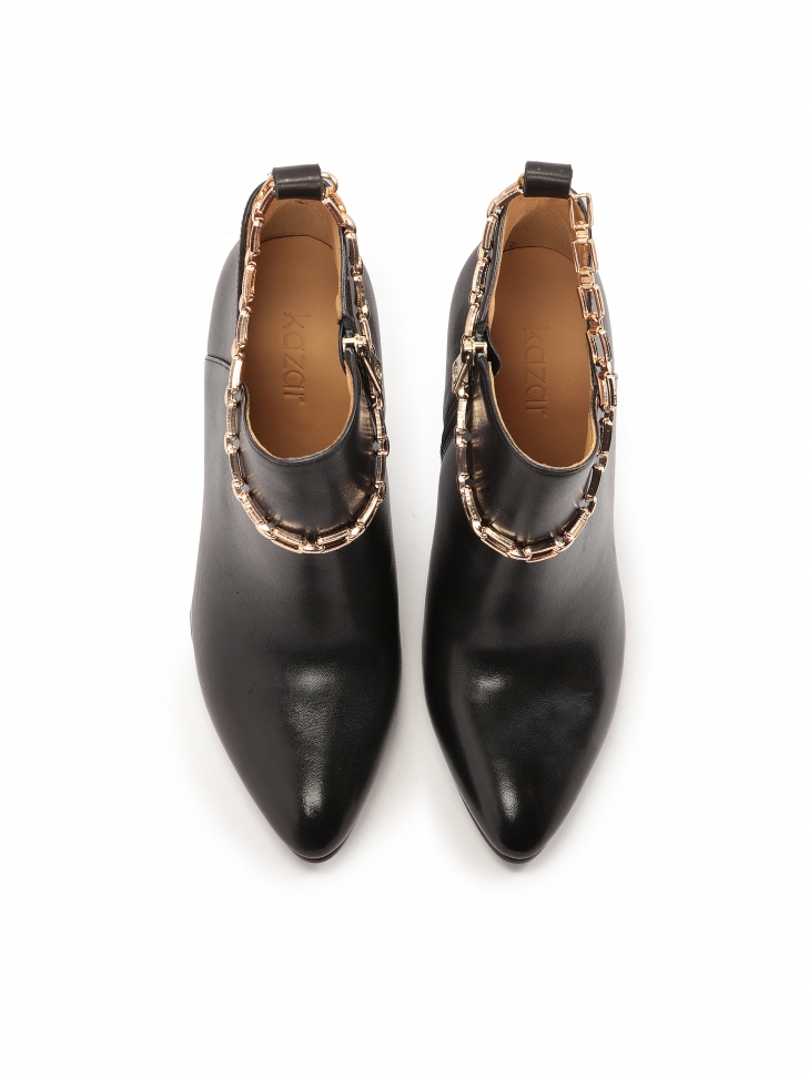 Zjawiskowe botki na smukłej szpilce z efektownym łańcuszkiem przy kostce