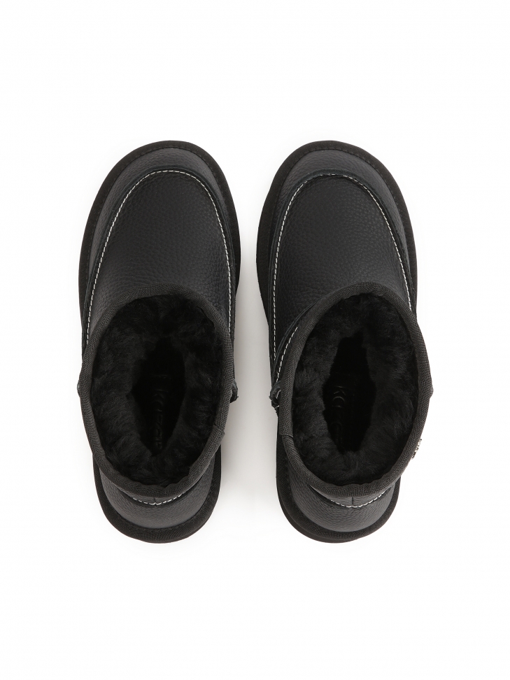 Czarne skórzane śniegowce z białą nitką