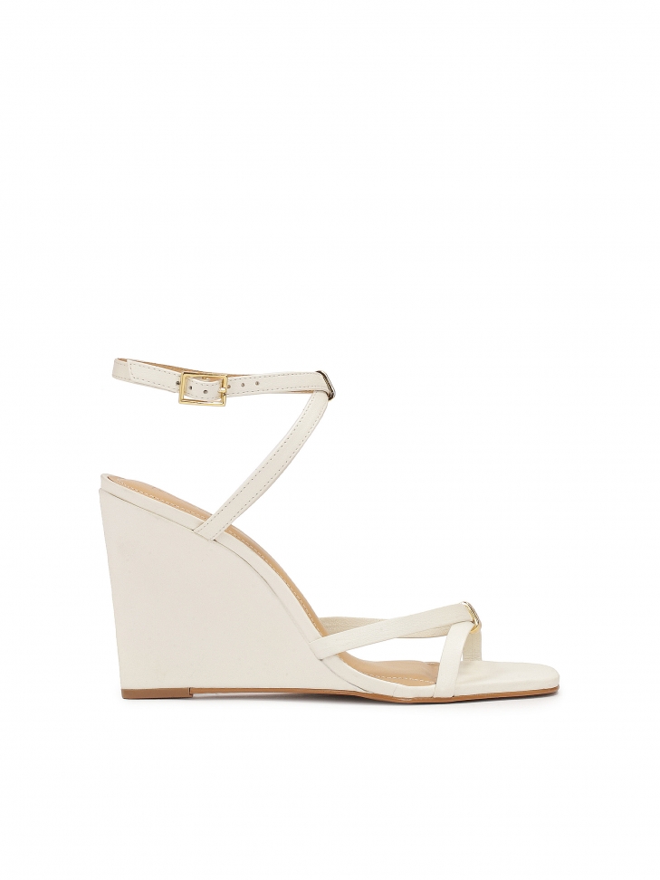 Sandały na koturnie z zawieszką z monogramem KAZAR