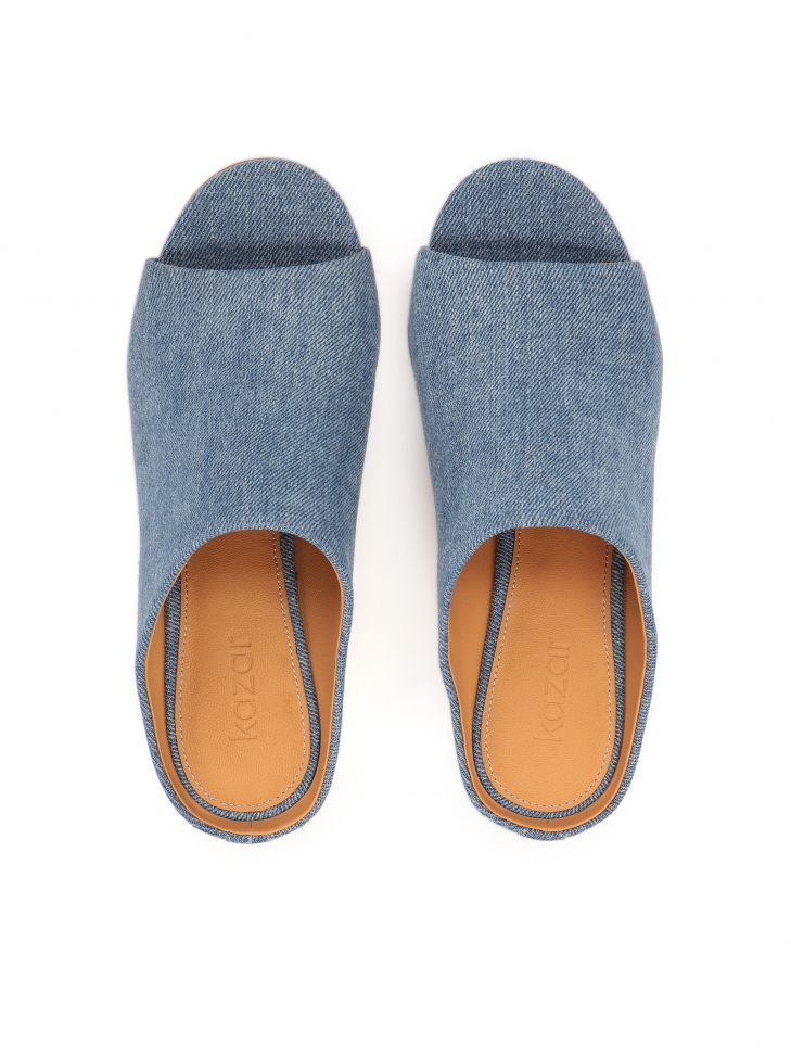 Niebieskie klapki denim na otym owalnym obcasie