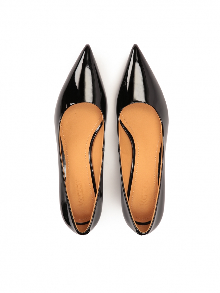 Lakierowane czółenka na obcasie typu kitten