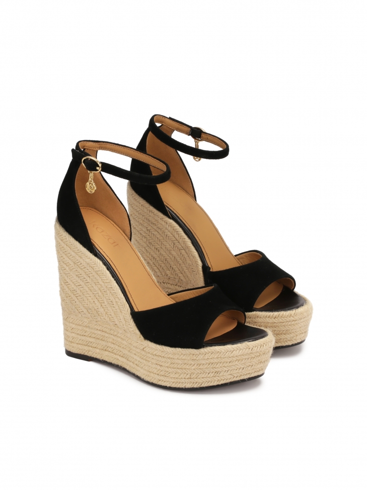 Czarne zamszowe sandały na koturnie i platformie