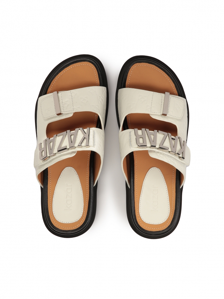 Skórzane klapki z rzepami i tłoczeniem