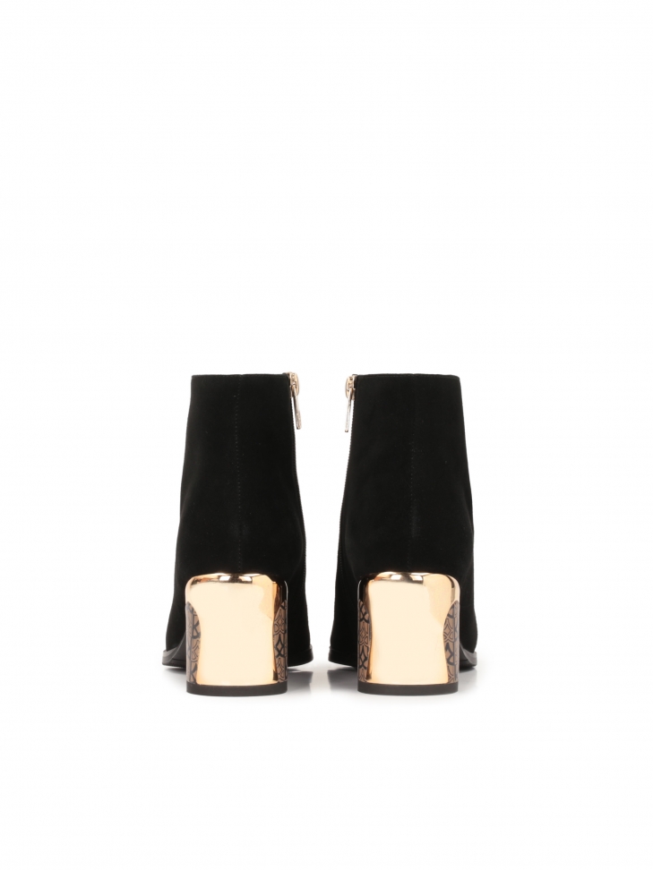 Zamszowe botki na wzorzystym obcasie z metalową wstawką