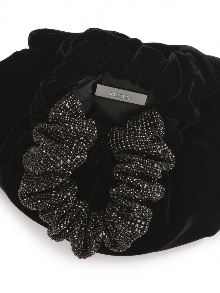 Torebka z czarnej tkaniny ze zdobioną rączką