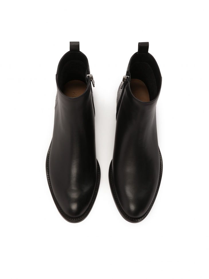 Klasyczne botki z zamkiem na płaskiej podeszwie