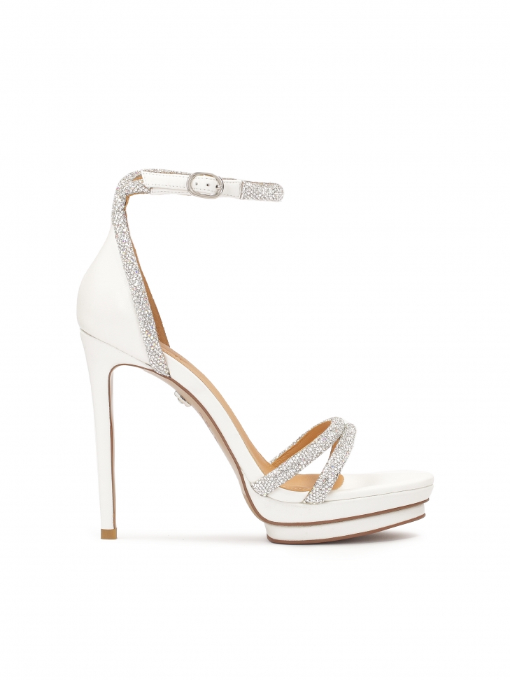 Białe ślubne sandały z platformą i yształkami