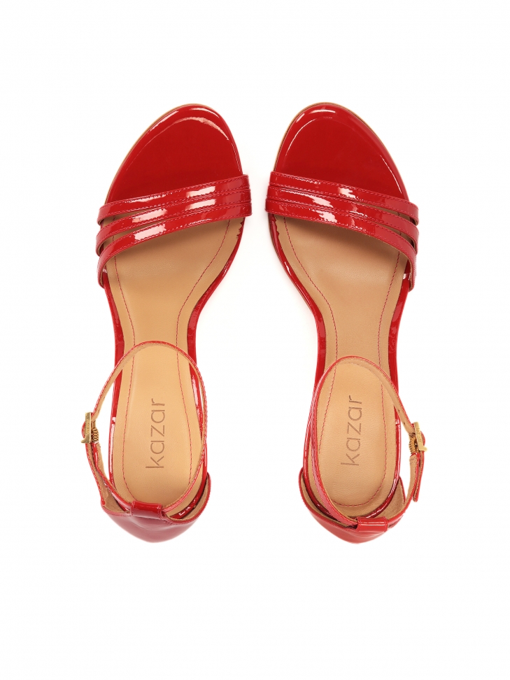 Lakierowane czerwone sandały z paseczkami