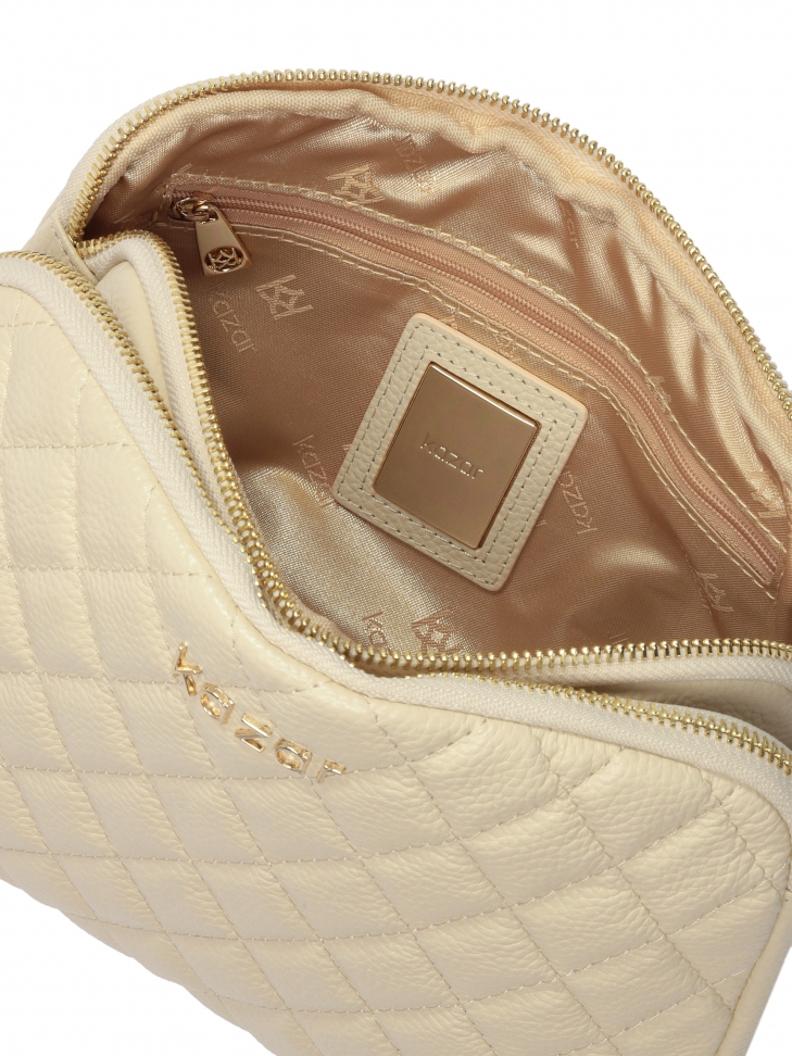 Mała torebka z pikowanym wzorem na skórzanym pasku