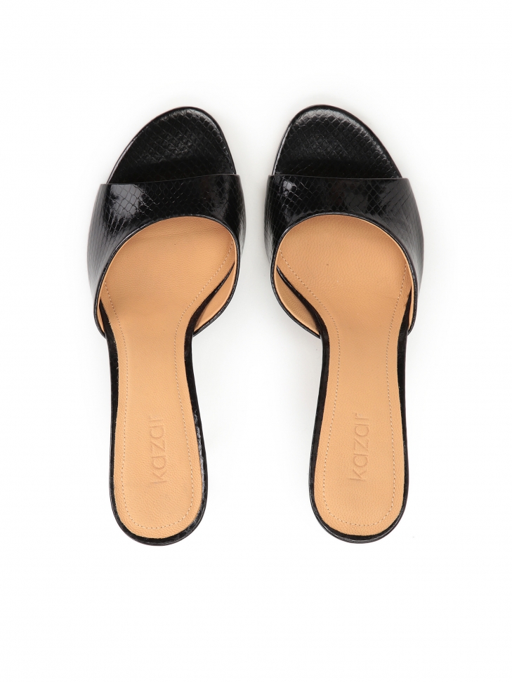 Czarne klapki na szpilce wykonane z tłoczonej skóry