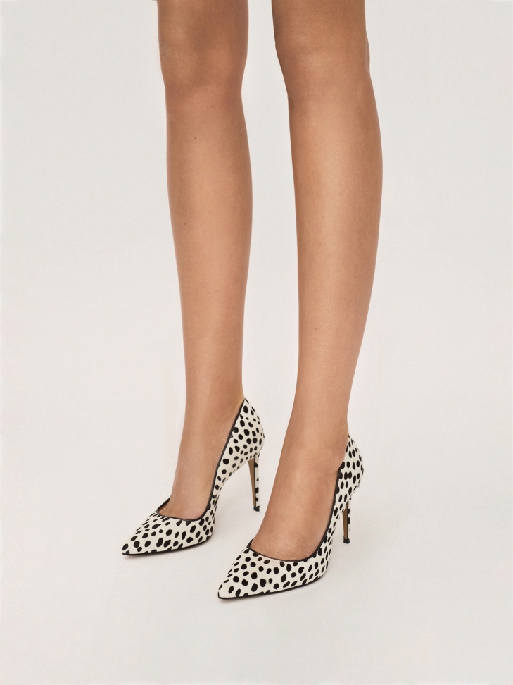 Białe czółenka ze skóry z naturalnym włosiem w czarne opki