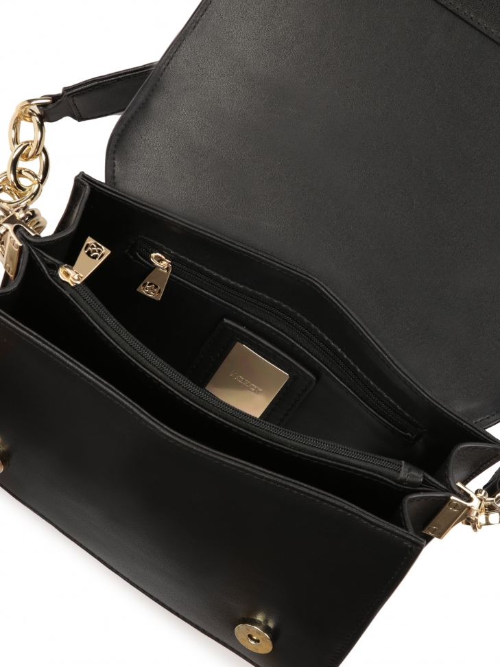 Czarna torebka ozdobiona marszczeniem