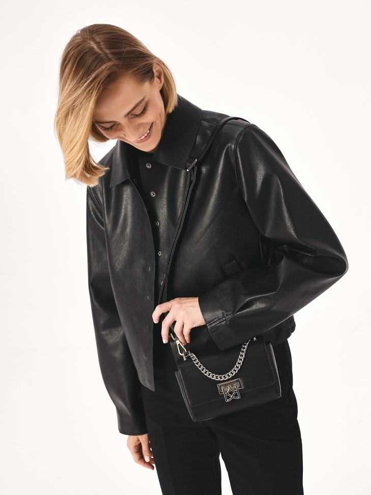 Mała torebka z metalowymi srebrnymi okuciami