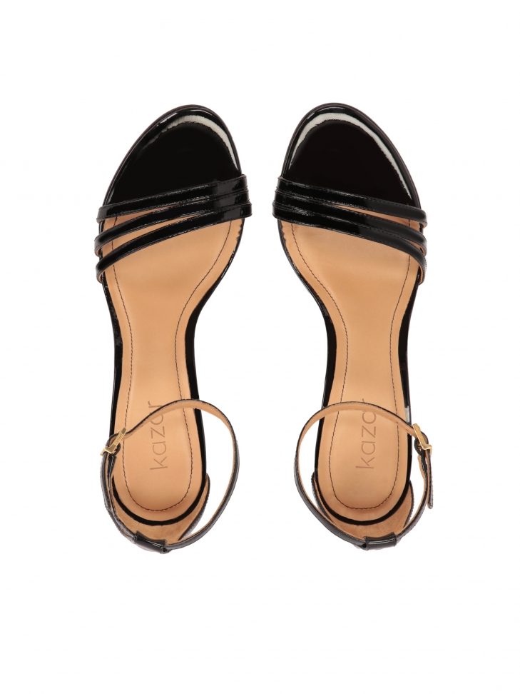 Czarne lakierowane sandały z zaytą piętą