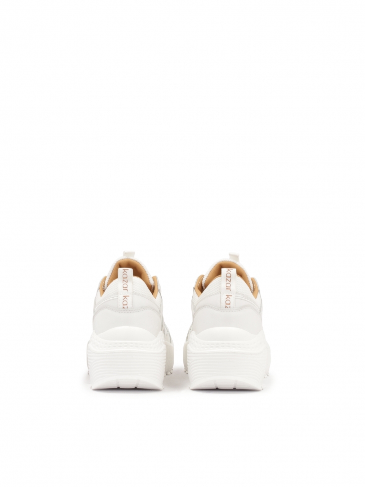 Białe sneakersy na grubej podeszwie