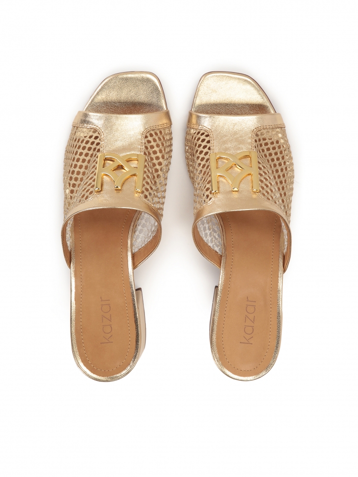 Ażurowe ote klapki zdobione monogramem