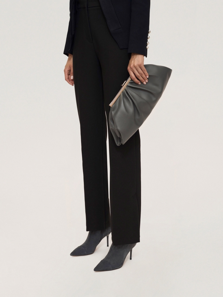 Zamszowe botki na smukłym obcasie i z noskiem w szpic