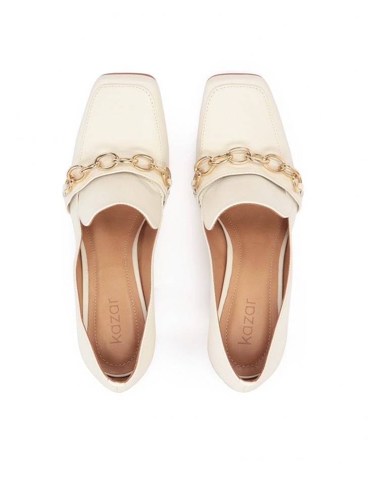 Czółenka z kwadratowymi noskami i łańcuchami