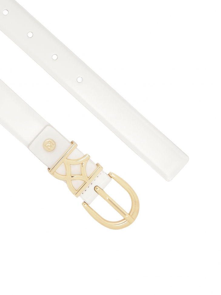 Biały pasek ze szlufką w kształcie monogramu