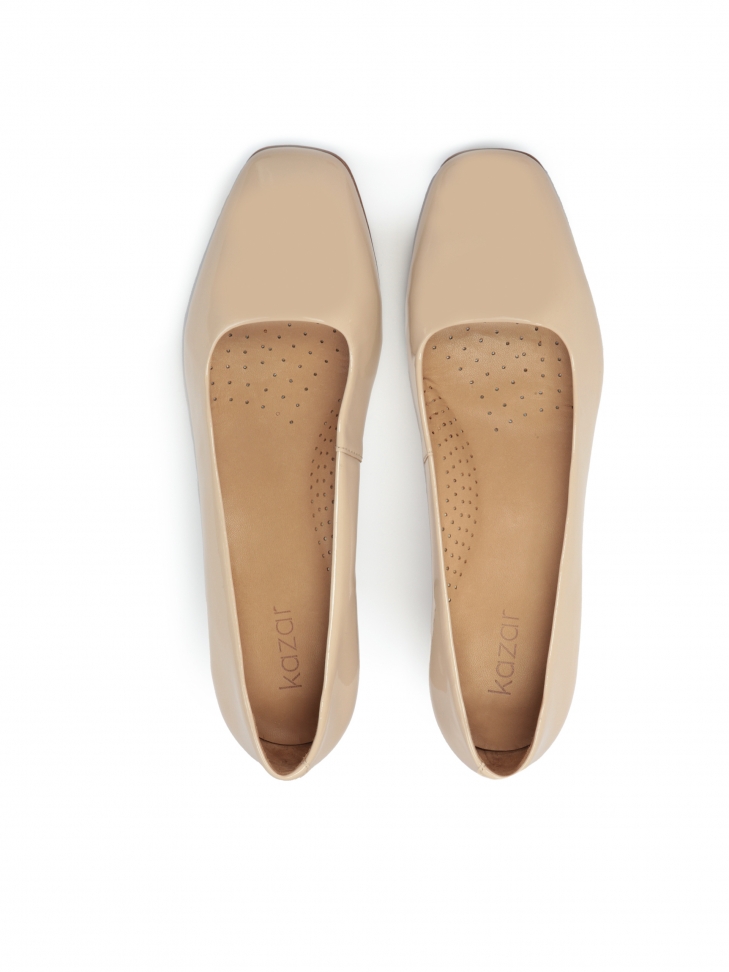 Lakierowane beżowe czółenka z szerokim obcasem