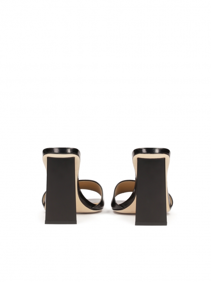 Czarne klapki z błyszczącej skóry na wysokim słupku