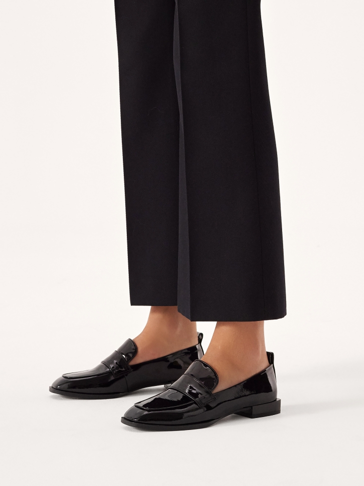 Lakierowane półbuty z kwadratowym noskiem i obcasem