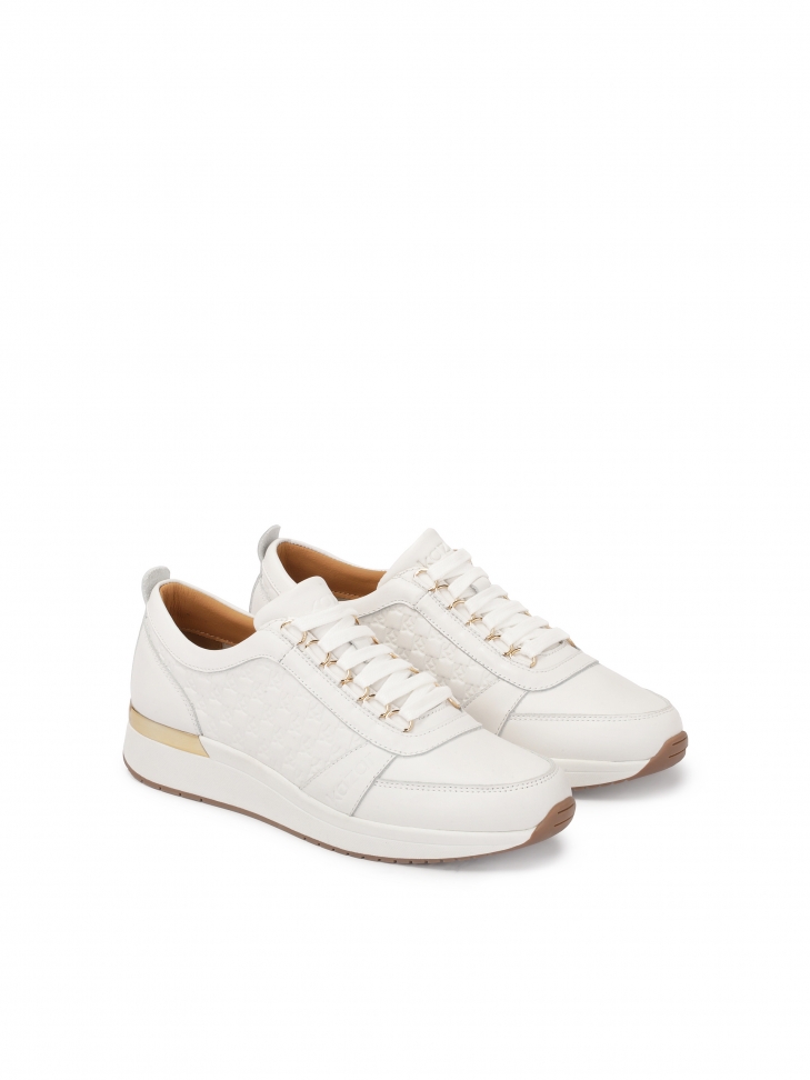 Białe sneakersy na podwyższonej podeszwie