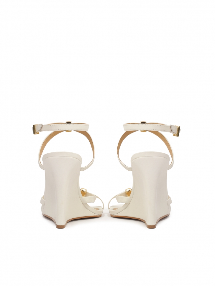 Sandały na koturnie z zawieszką z monogramem KAZAR