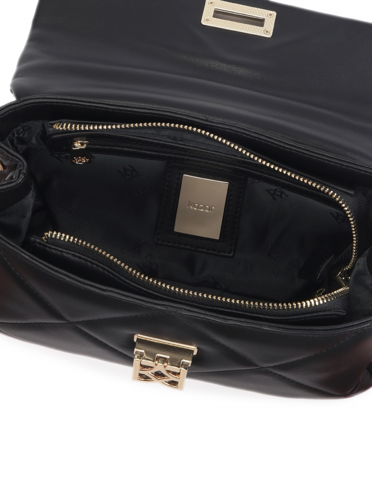 Czarna torebka w pikowany wzór wyposażona w rączkę