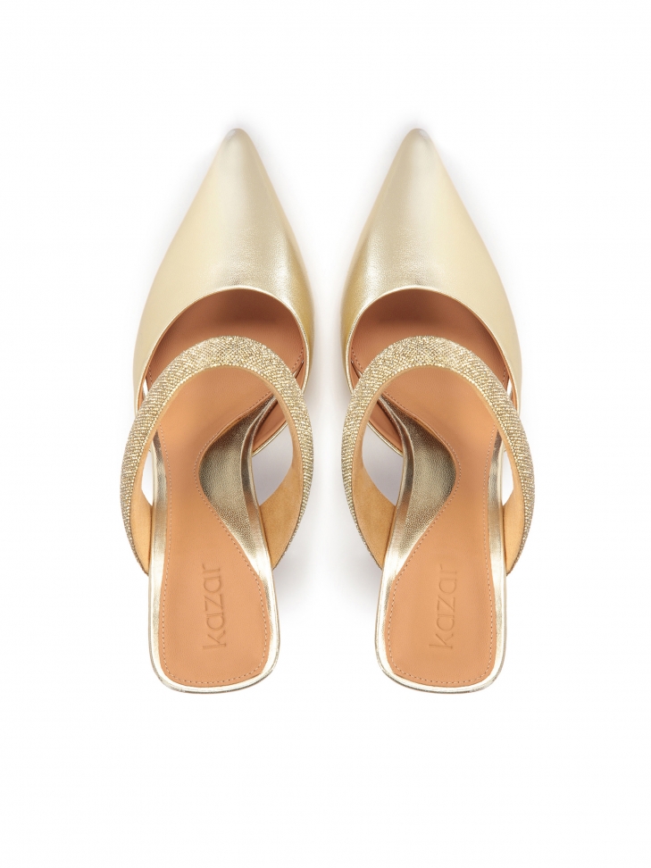 Złote skórzane klapki z błyszczącym paskiem