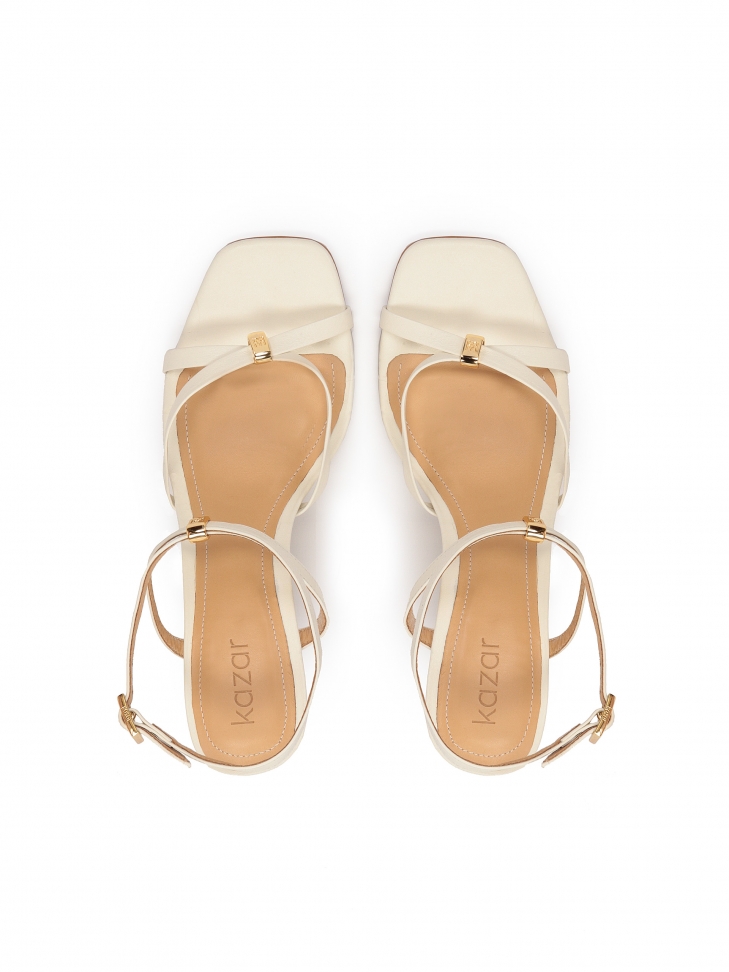 Sandały na koturnie z zawieszką z monogramem KAZAR