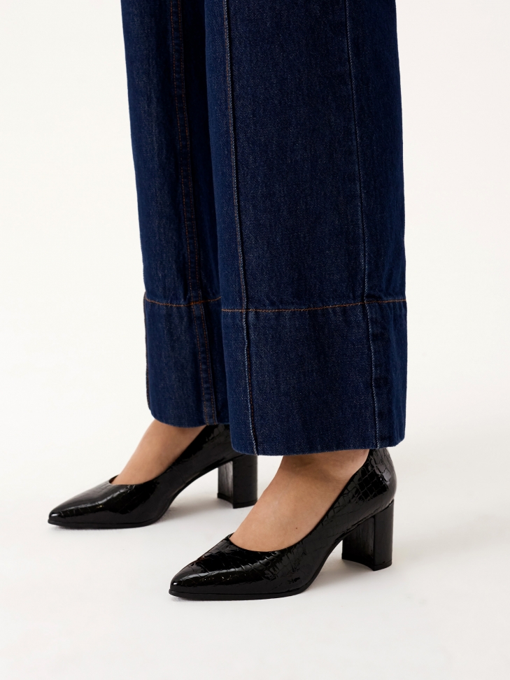 Czółenka z tłoczonej skóry lakierowanej