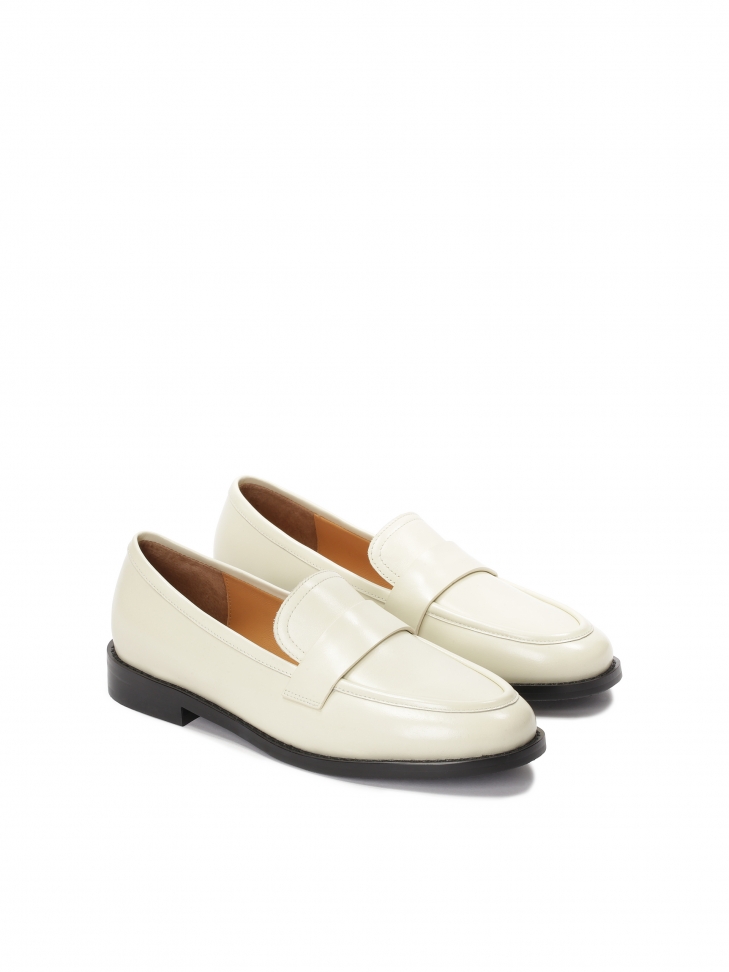 Białe loafersy z czarną podeszwą