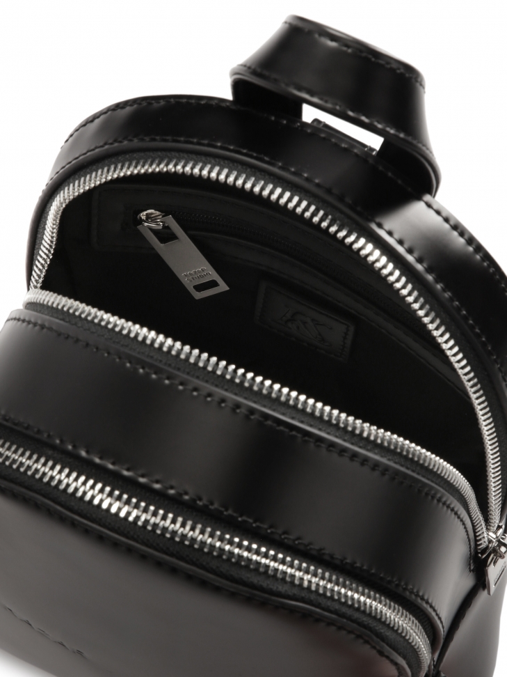 Mały czarny plecak ze sztywnej skóry