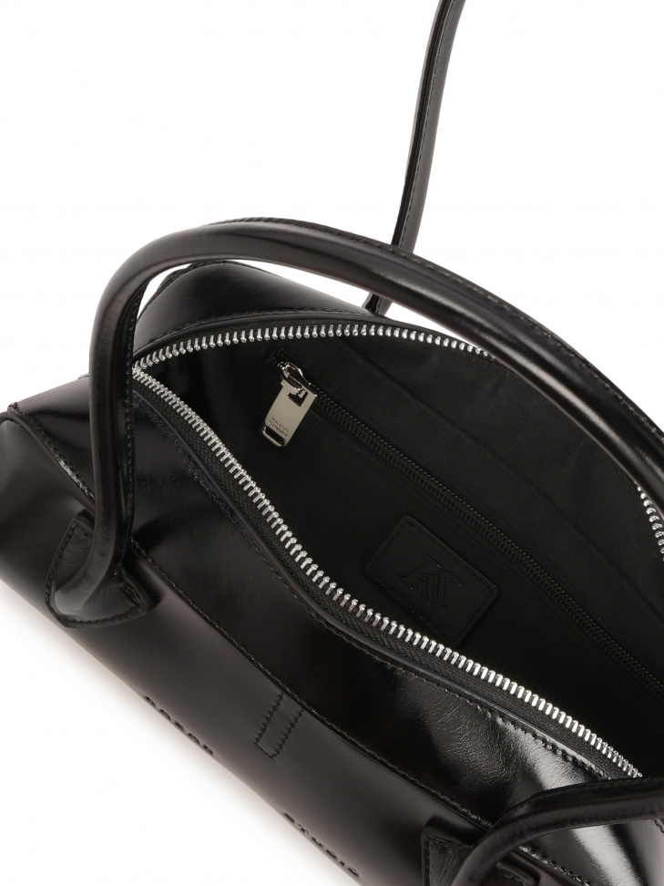 Czarna torebka na ramię o podłużnym kształcie