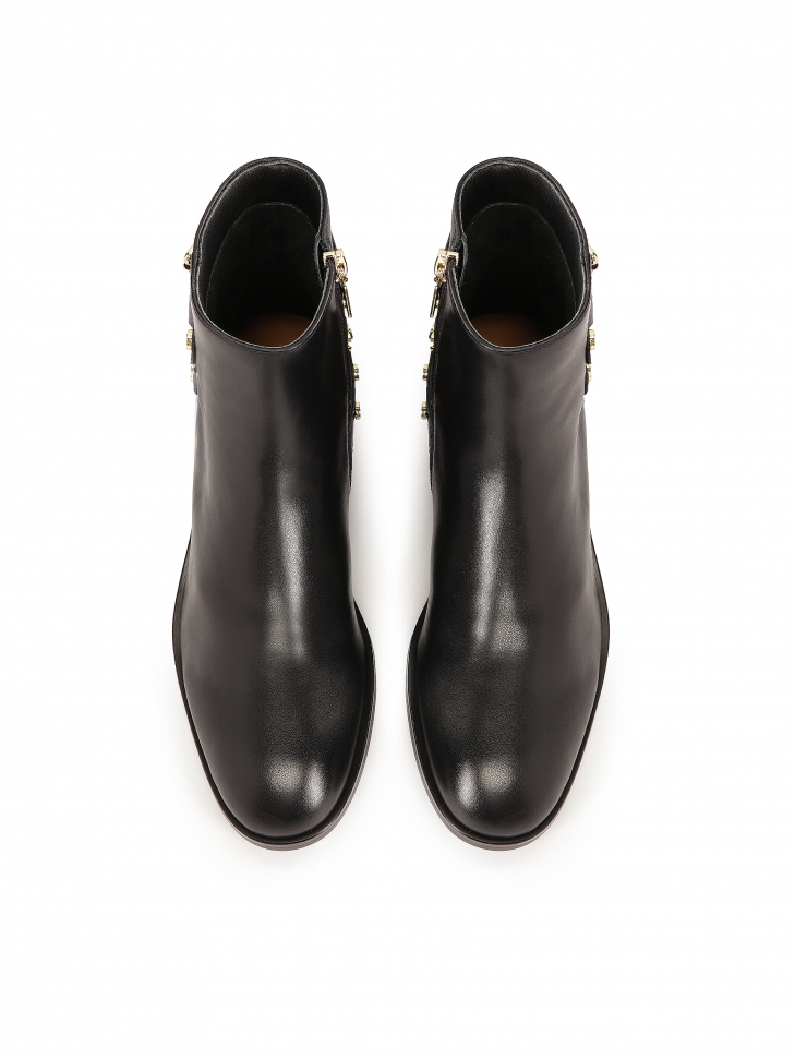 Czarne botki z dżetami na płaskiej podeszwie