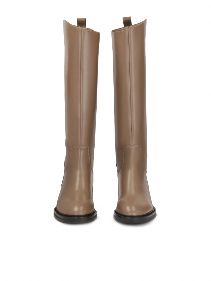 Wsuwane kozaki oficerki w kolorze taupe