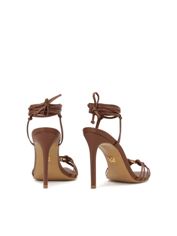 Brązowe wiązane sandały ze spiczastymi noskami