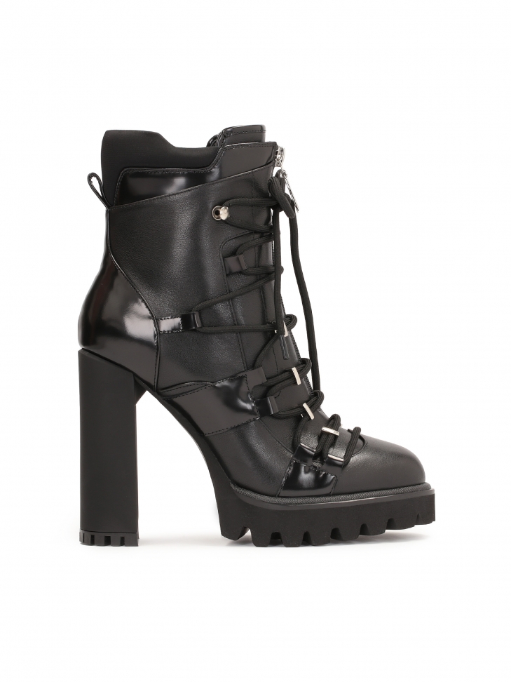 Awangardowe botki z ozdobnym sznurowaniem