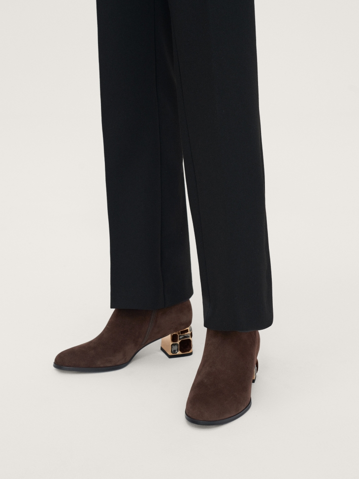 Brązowe botki z zamszu z pięknie zdobionym obcasem