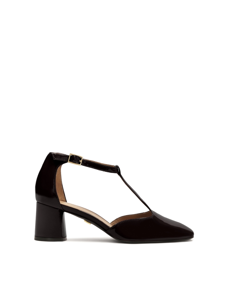 Lakierowane półotwarte czółenka na słupku