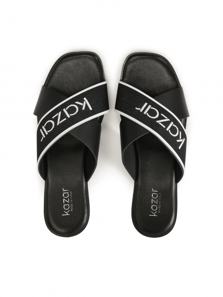 Płaskie klapki ze zdobionym paskiem