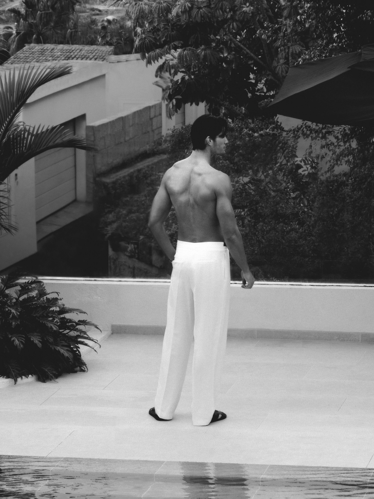 Minimalistyczne czarne klapki ze skóry